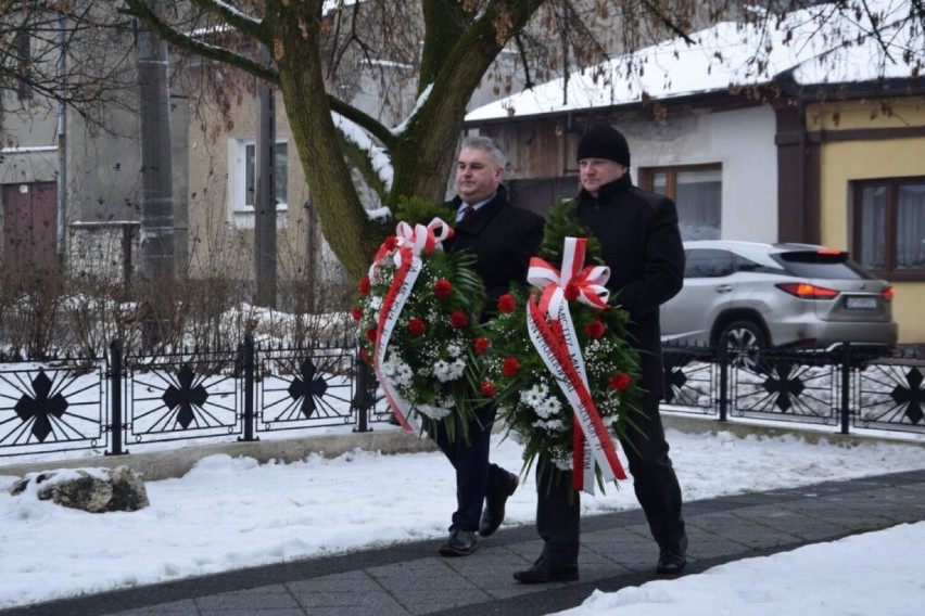 Samorządowcy z Wolbromia upamiętnili zamordowanych przez...