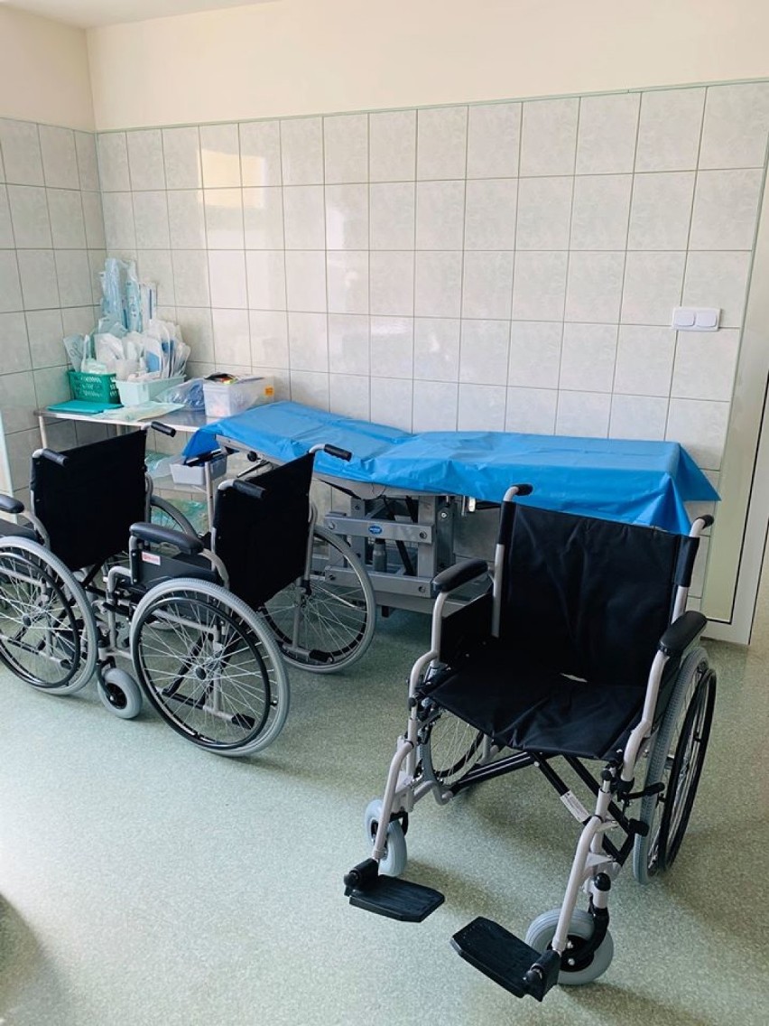 Do wieluńskiego szpitala dotarły już nowe łóżka i wózki[FOTO]