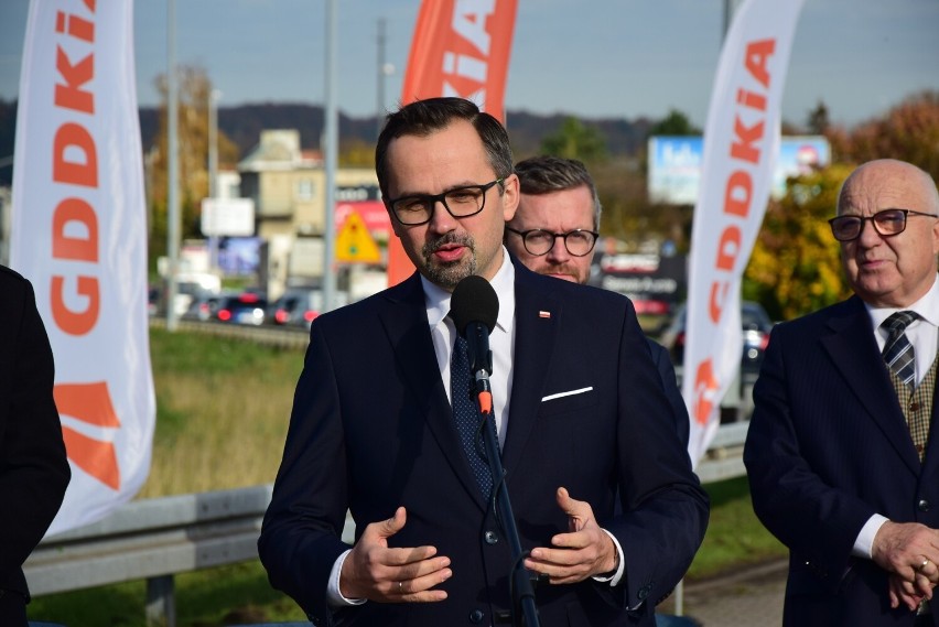 Droga Czerwona w Gdyni. Następny etap za nami. Podpisano umowę na wykonanie studium techniczno-ekonomiczno-środowiskowego (28.10.2022) 