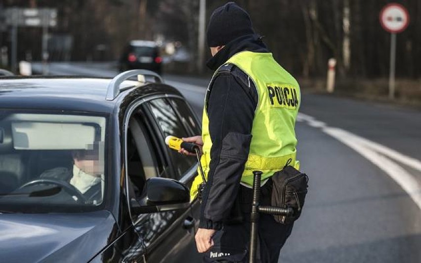 Policjanci zatrzymali kierowcę, który jechał za szybko w...