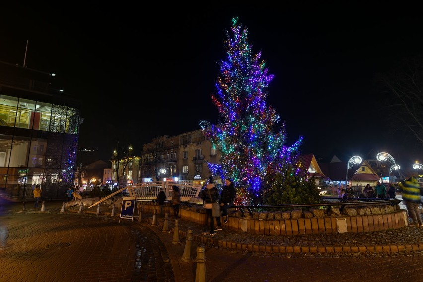 Zakopane gotowe na Boże Narodzenie. Zobacz światełka na ulicach [ZDJĘCIA]