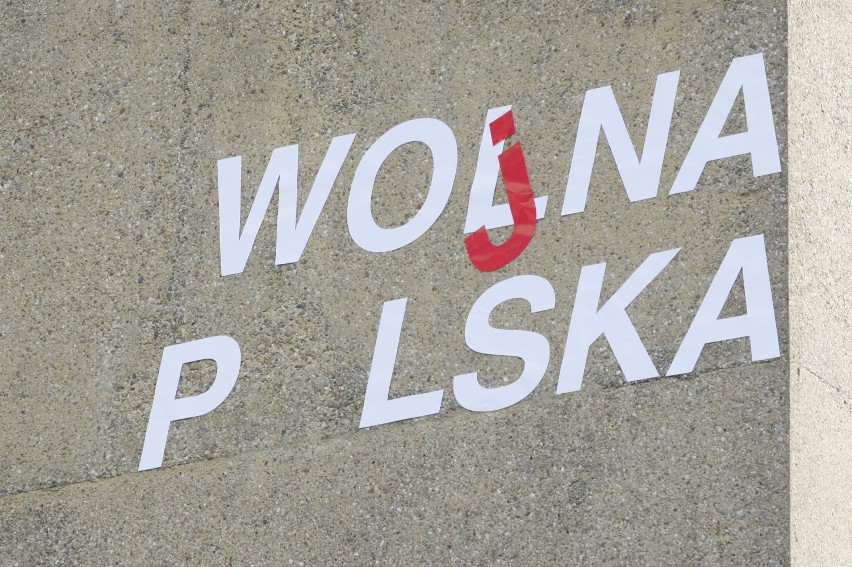 Warszawska Nike przebrana za superbohaterkę. Nietypowa akcja aktywistek w stolicy