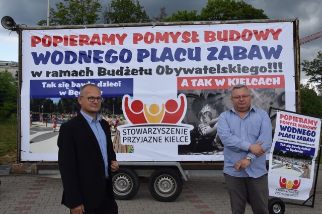 Arkadiusz Stawicki (z lewej) i Dariusz Gacek ze stowarzyszenia Przyjazne Kielce na środowej konferencji prasowej.