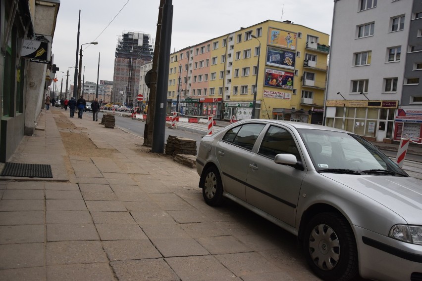 Kierowcy w Gorzowie legalnie parkują na chodniku. Piesi: Ciężko już przejść! [ZDJĘCIA]