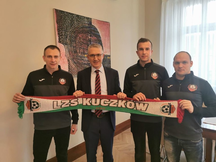 Zarząd LZS-u Kuczków w przerwie zimowej podziękował sponsorom za dotychczasowe wsparcie wręczając klubowe szaliki
