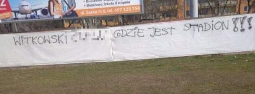 Napis pojawił się na ogrodzeniu przy ulicy Warszawskiej w...