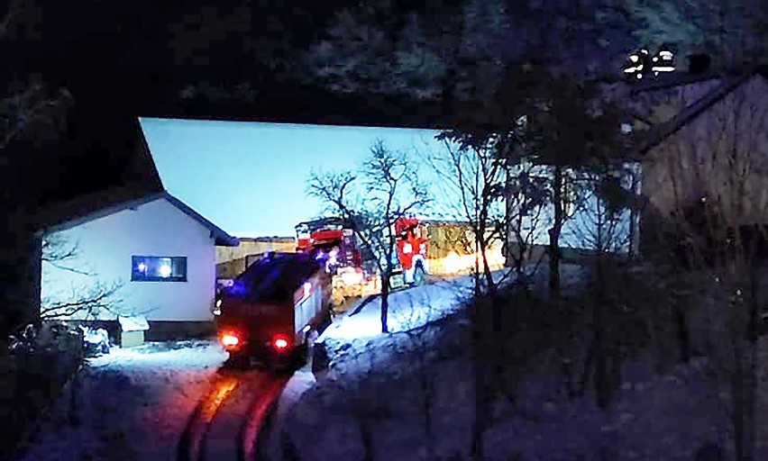 Pożar w gminie Korzenna. Sześć zastępów straży pożarnej ratowało dom w Jasiennej
