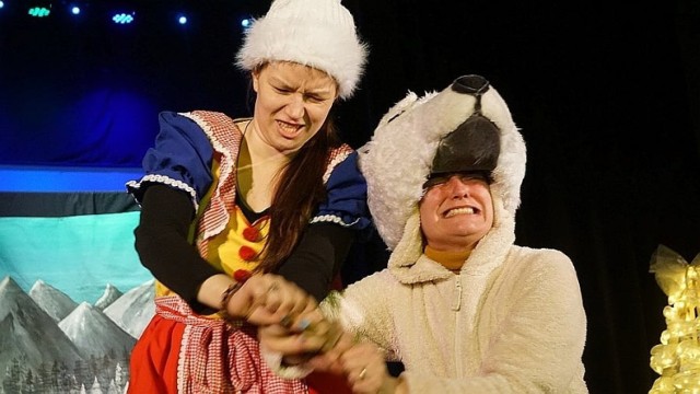 Spektakl teatralny "W krainie wiecznego lodu" w Domu Kultury w Łasinie