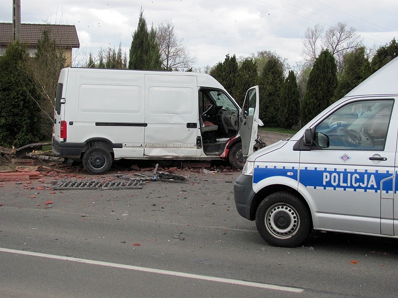 Śmiertelny wypadek w podkaliskim Pruszkowie. Renault rozbiło się na płocie. FIlm i zdjęcia