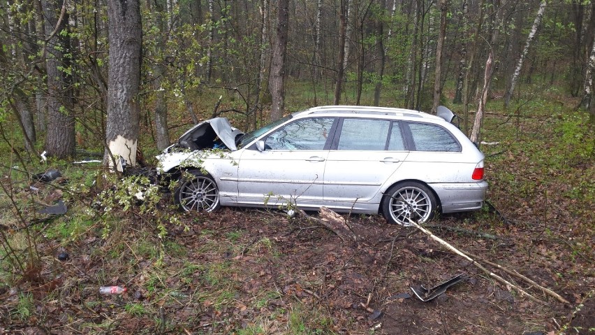 BMW uderzyło w drzewo.Auto najprawdopodobniej wpadło w poślizg [ZDJĘCIA]