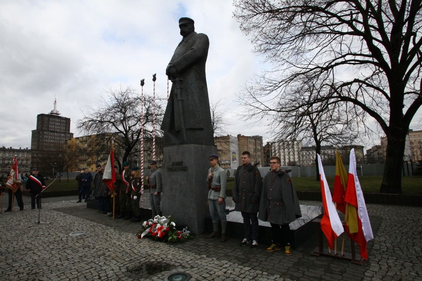 Imieniny Marszałka w Łodzi. Złożyli kwiaty pod pomnikiem Piłsudskiego [ZDJĘCIA]