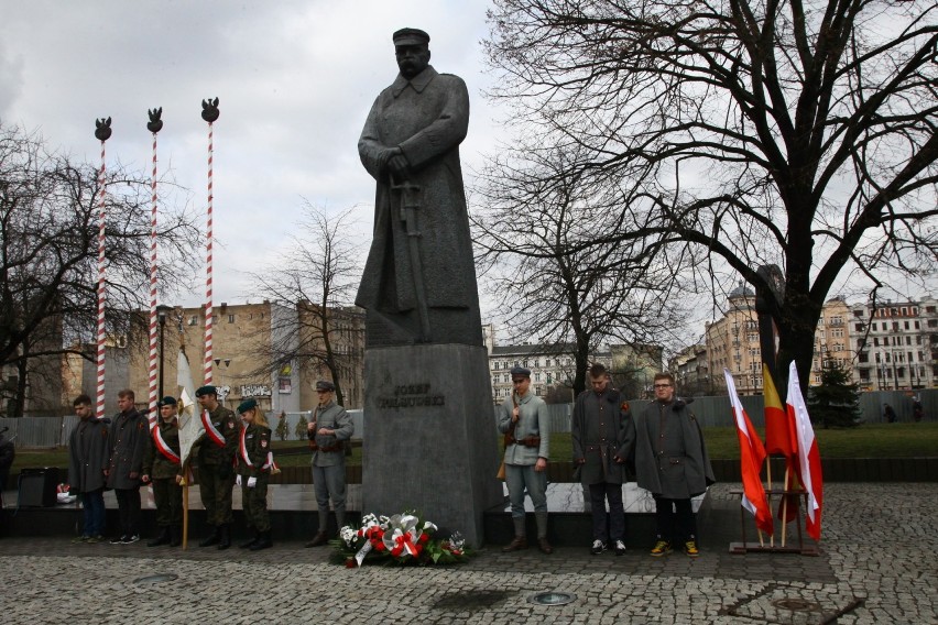 Imieniny Marszałka w Łodzi. Złożyli kwiaty pod pomnikiem Piłsudskiego [ZDJĘCIA]