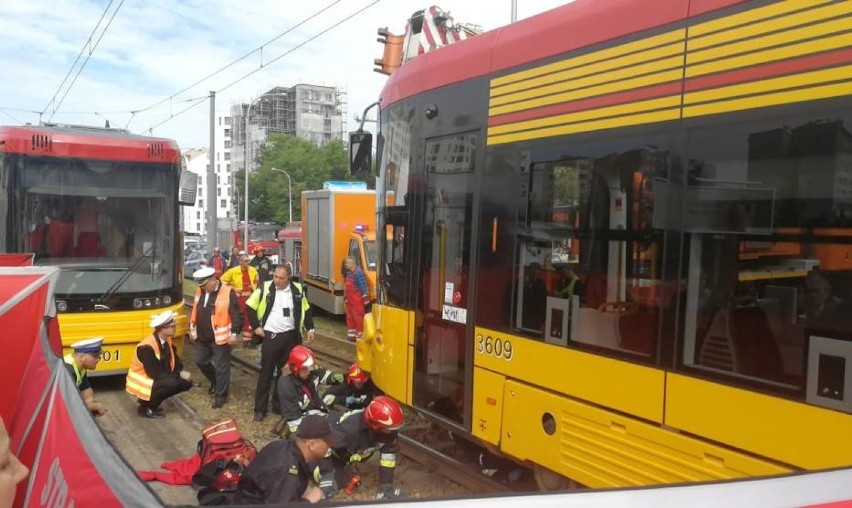 Wypadek na Woronicza. Motorniczy bohaterem - wykazał się...