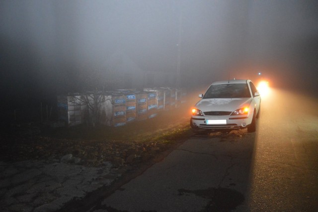 Pijany kierowca uderzył w mostek posesji w Szczepanowicach i uciekł z miejsca zdarzenia