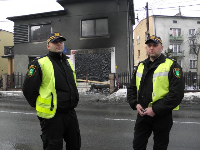 Strażnicy Krzysztof Grabowski i Mieczysław Machnik przed domem w Radlinie, w którym doszło do pożaru.
