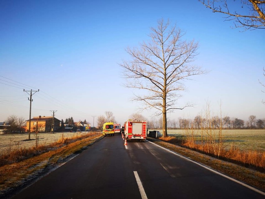 Wypadek na drodze powiatowej. Pasażer uwięziony w rozbitym aucie