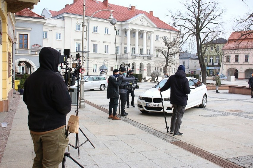 Ekipa filmowa na Rynku w Kielcach. Kręcą sceny do spektaklu "Zakładnicy". Zobaczcie film i zdjęcia