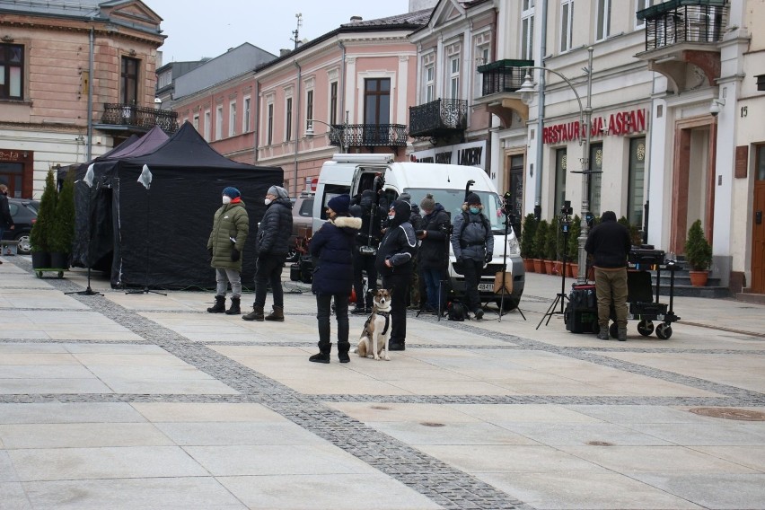 Ekipa filmowa na Rynku w Kielcach. Kręcą sceny do spektaklu "Zakładnicy". Zobaczcie film i zdjęcia