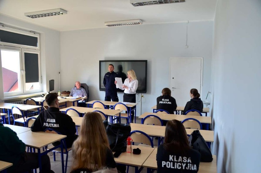 Spotkanie policji z ostatnią klasą o profilu policyjnym w Powiatowym Zespole Szkół nr 1 w Kościerzynie