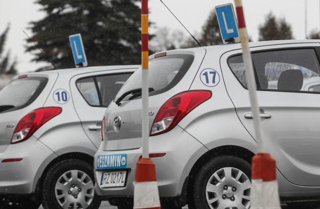 Egzamin na prawo jazdy nie należy do najłatwiejszych. Najpierw kursant musi ukończyć kurs, potem zdać egzamin teoretyczny i praktyczny. Zebraliśmy najtrudniejsze pytania z egzaminu teoretycznego. Zobaczcie jak brzmią i jak powinno się na nie odpowiedzieć!  

Szczegóły na kolejnych zdjęciach >>> 