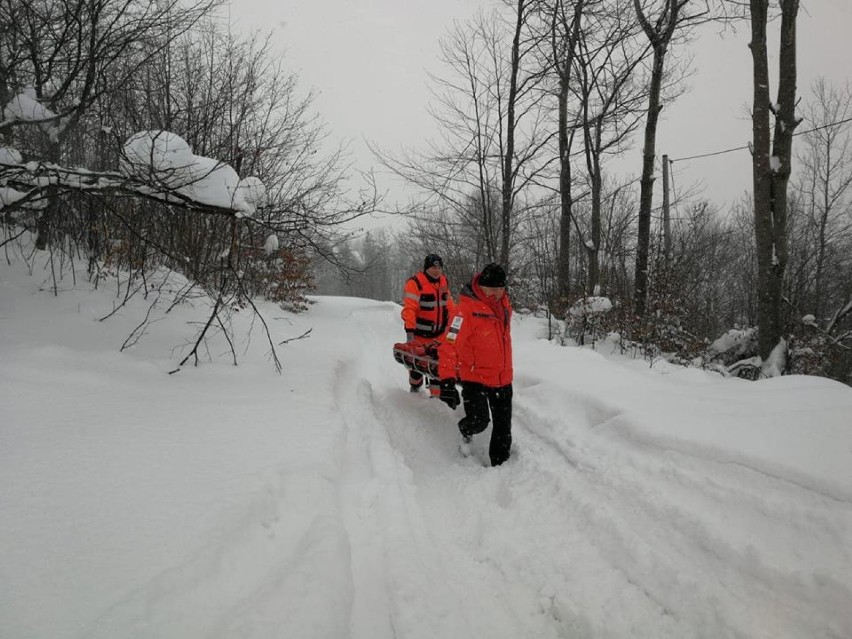 Obfite opady śniegu w Beskidach: mieszkańcy mają kłopot, GOPR pomaga w transporcie chorych [ZDJĘCIA]