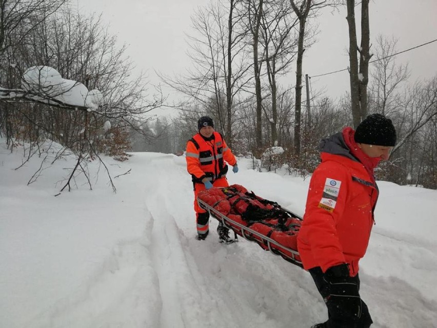 Obfite opady śniegu w Beskidach: mieszkańcy mają kłopot, GOPR pomaga w transporcie chorych [ZDJĘCIA]