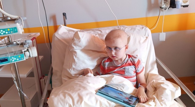Nieoperacyjny glejak pnia mózgu - ta diagnoza wywróciła do góry nogami życie niespełna 8-letniego Bartka Gałczyńskiego i jego bliskich. Na szczęście są ludzie dobrej woli, którzy coraz liczniej pomagają małemu bydgoszczaninowi w walce z chorobą.