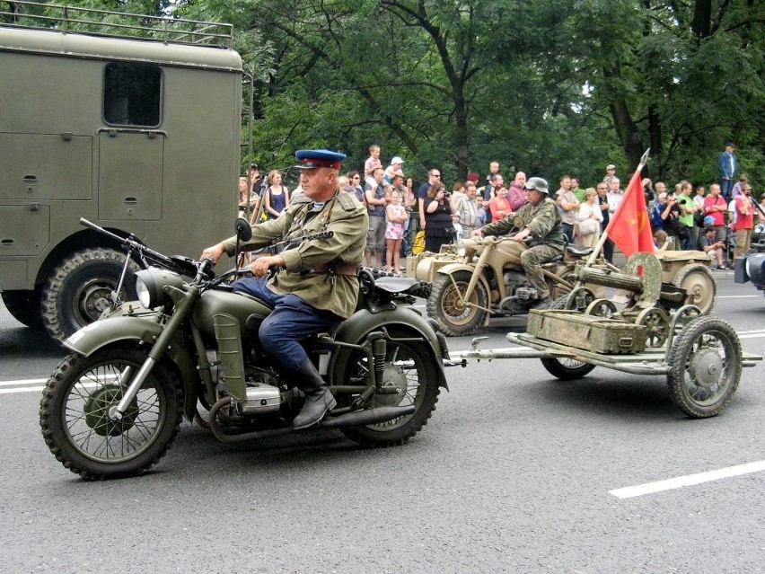 Operacja Południe w Bielsku-Białej 2011. Zdjęcia z parady przed Zamkiem Sułkowskich