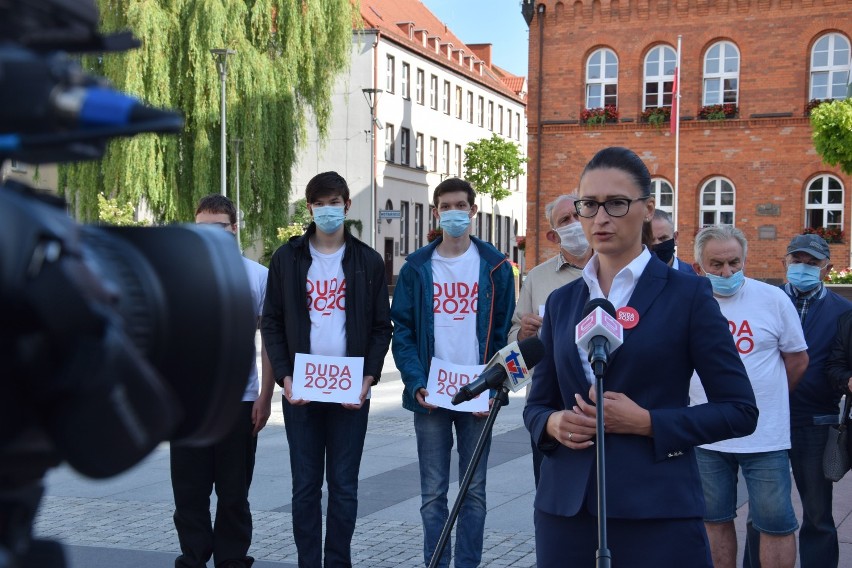 Konferencja przed ratuszem w Szczecinku