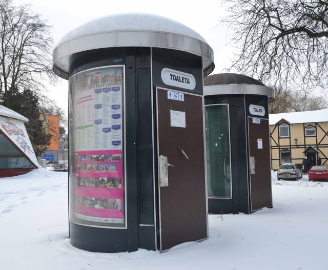 W centrum miasta znajdują się dwie toalety publiczne, z których mogą korzystać mieszkańcy Malborka i turyści. Na jednej z nich znajduje się kartka z przydatną informacją...
