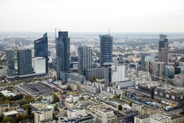 Na zdjęciu centrum biznesowe przy Rondzie Daszyńskiego (od lewej wieżowce: The Warsaw Hub, Warsaw Unit, Skyliner, Generation Park, Warsaw Spire, WTT)