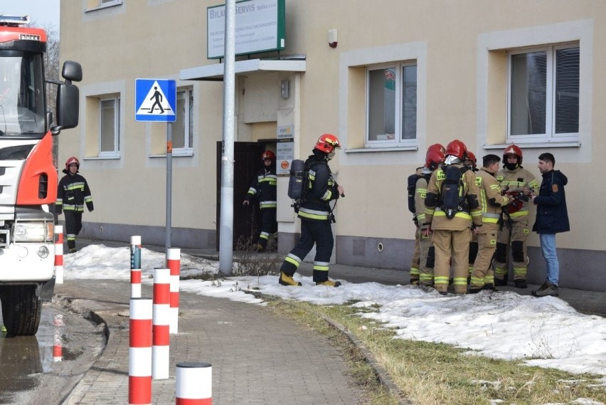 Wozy strażackie przed blokiem na ulicy Zagnańskiej w Kielcach. Co się stało?