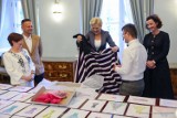 Młody projektant z zespołem Downa podarował swoją suknię Pierwszej Damie [ZDJĘCIA]