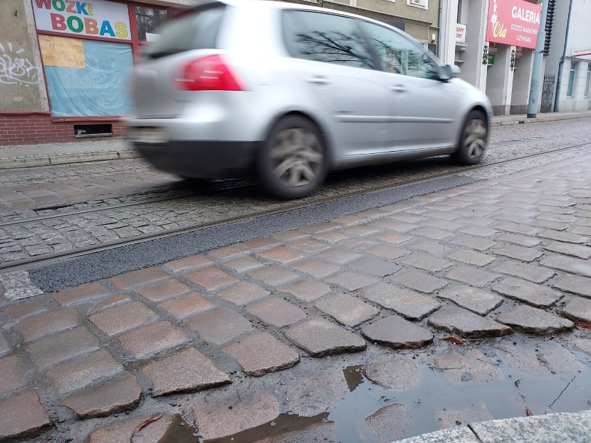 Ulica Wybickiego w Grudziądzu. Zamiast kostką - ubytki...