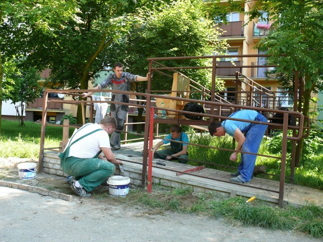Uczniowie CKP w Bełchatowie poprawiają podjazd dla wózków