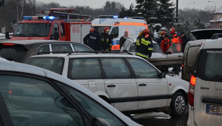 Wypadek na al. Rodła w Malborku. Auto przejechało przez chodnik i uderzyło w barierkę