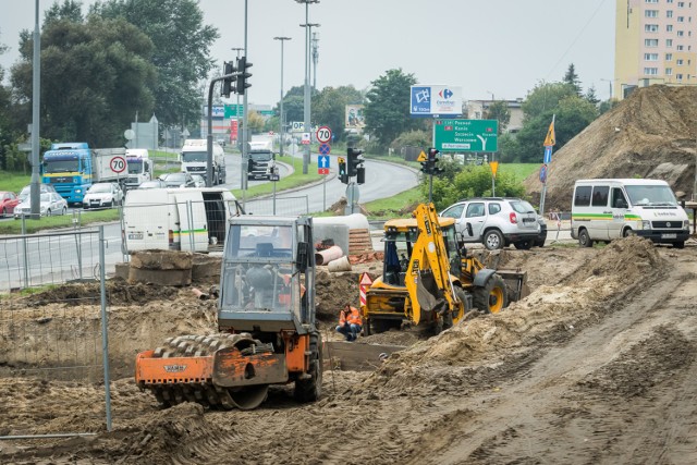 Sezon na remonty dróg powoli dobiega końca. Jednak w wielu miejscach w Bydgoszczy nadal trwają jeszcze prace przy tworzeniu lub naprawie zniszczonych ulic. Sprawdź, gdzie można napotkać na utrudnienia.

>> Najświeższe informacje z regionu, zdjęcia, wideo tylko na www.pomorska.pl 