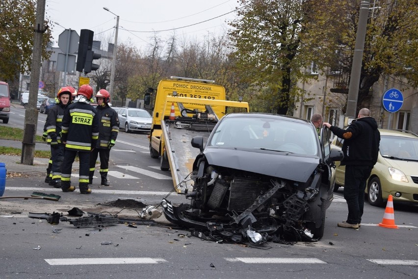 Wypadek na skrzyżowaniu Łódzkiej i Dąbrowskiego w Zduńskiej Woli [zdjęcia]