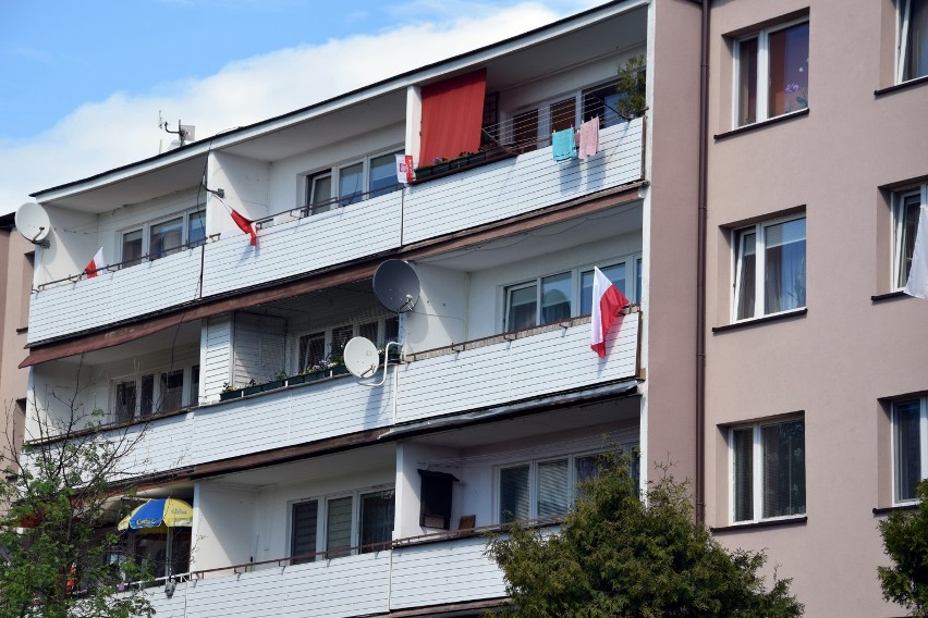 Mieszkańcy Jasła świętują dzień flagi. Domy, bloki i ulice są dziś biało-czerwone [GALERIA]