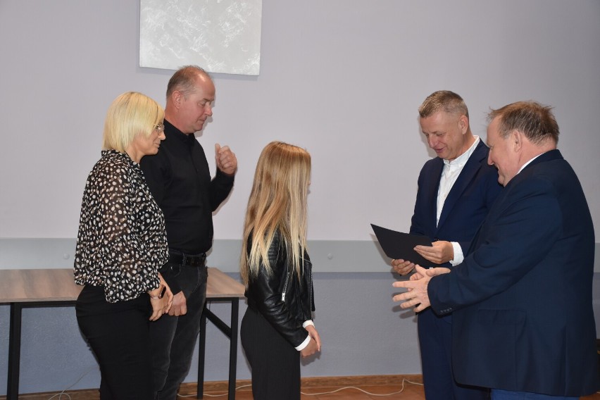 Uczniowie odebrali stypendium burmistrza gminy Dobrzyca podczas sesji Rady Miejskiej 24 października 2022 roku