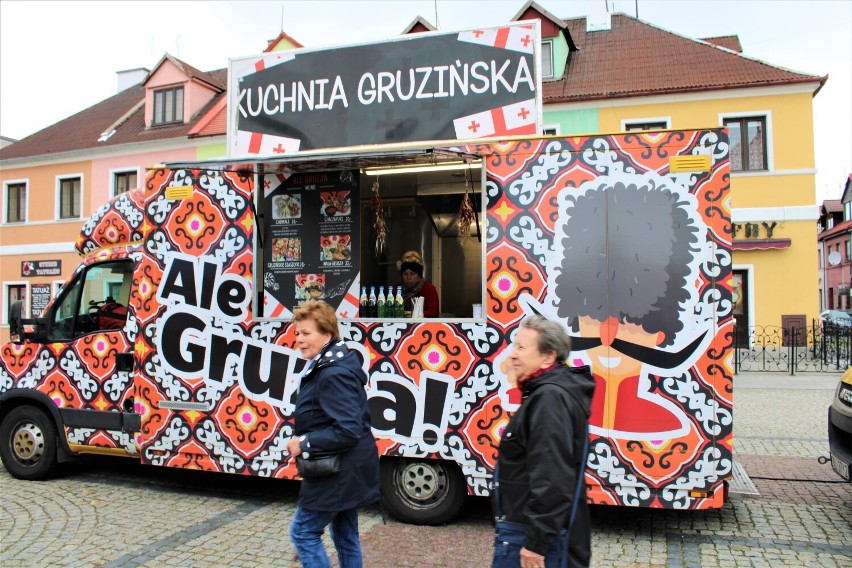 Trwa zlot Food Trucków w Łęczycy. Co dobrego zjemy?