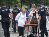 Papież w Częstochowie: Policja sprawdza pielgrzymom torby i plecaki [ZDJĘCIA]