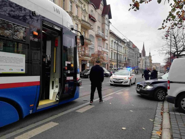 W Bydgoszczy na ulicy Gdańskiej na wysokości sklepu Rywal doszło do kolizji tramwaju i auta bmw.