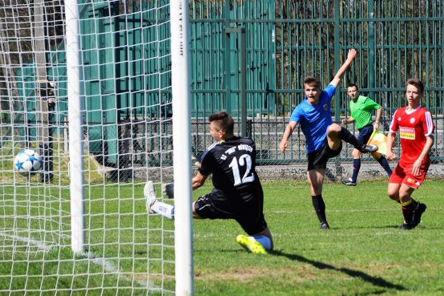 Szymon Stasik strzela drugiego gola dla AP Profi Zielonki, pieczętującego jego zwycięstwo nad Sołą w Oświęcimiu 2:0.