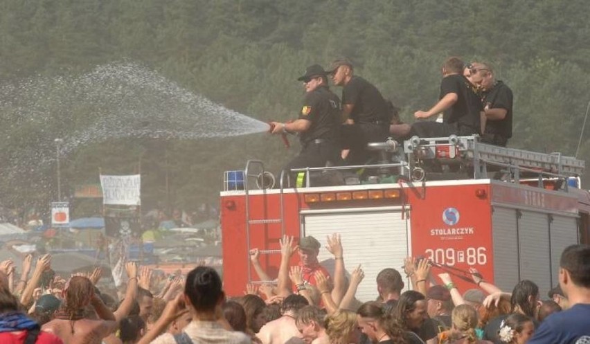 W poprzednich latach strażacy polewali wodą rozgrzany tłum....