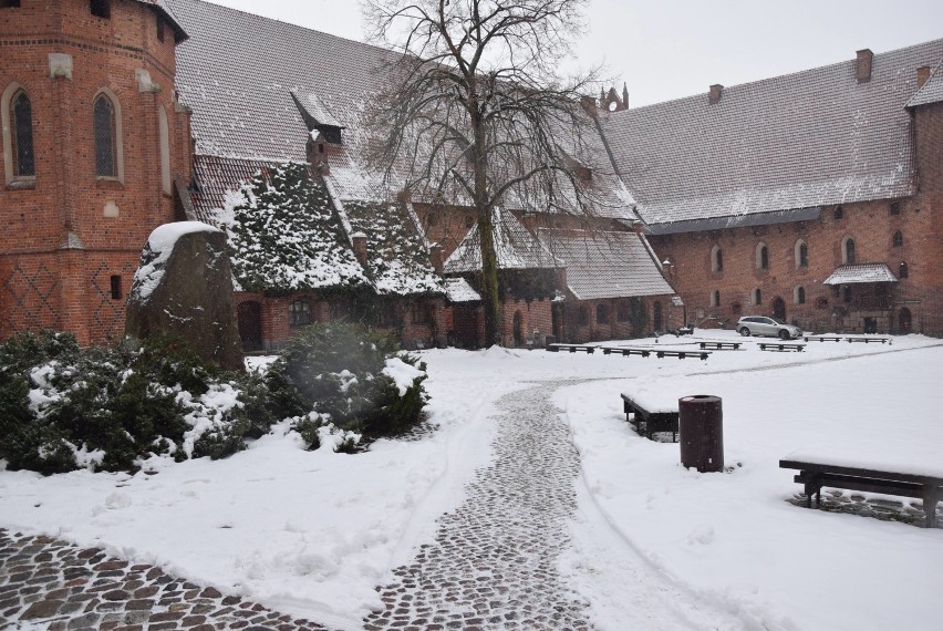 Zamek w Malborku zimową porą [ZDJĘCIA]. Dziedzińce, fosy i Międzymurze
