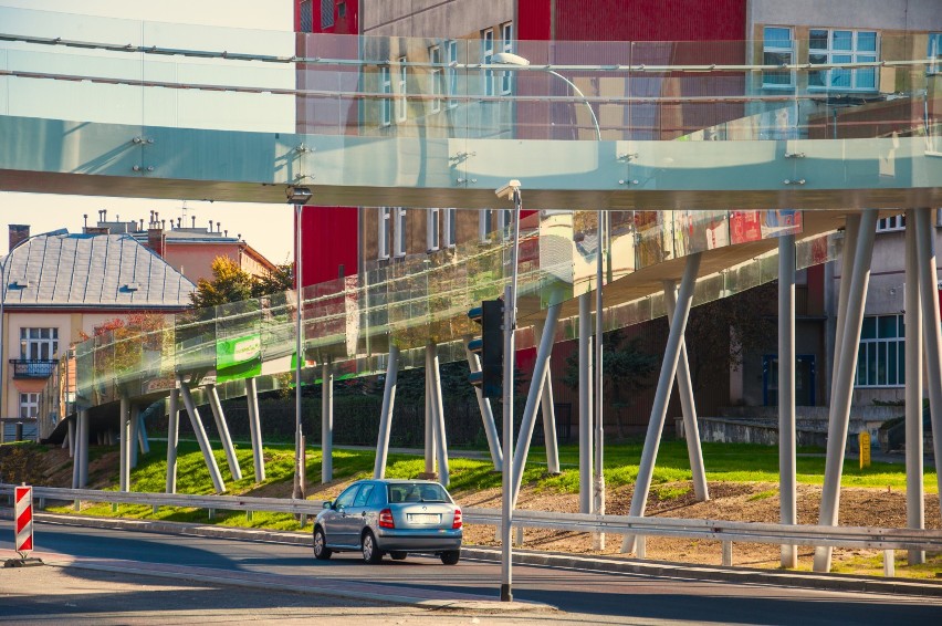 Okrągła kładka nad al. Piłsudskiego w Rzeszowie