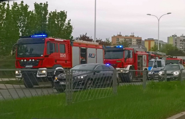 Kierowcy muszą liczyć się z utrudnieniami na ulicy Krakowskiej w Kielcach, gdzie zostało uszkodzone przyłącze gazowe. W akcji strażacy i Pogotowie Gazowe.