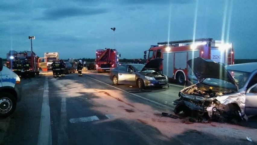 Groźne wypadki na DK 1 pod Częstochową: Passat i porsche staranowały stojące samochody [ZDJĘCIA]