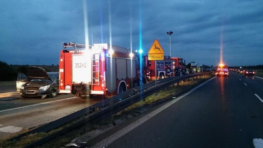 Groźne wypadki na DK 1 pod Częstochową: Passat i porsche staranowały stojące samochody [ZDJĘCIA]